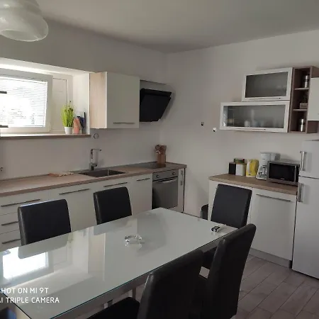 Sandra Apartment *